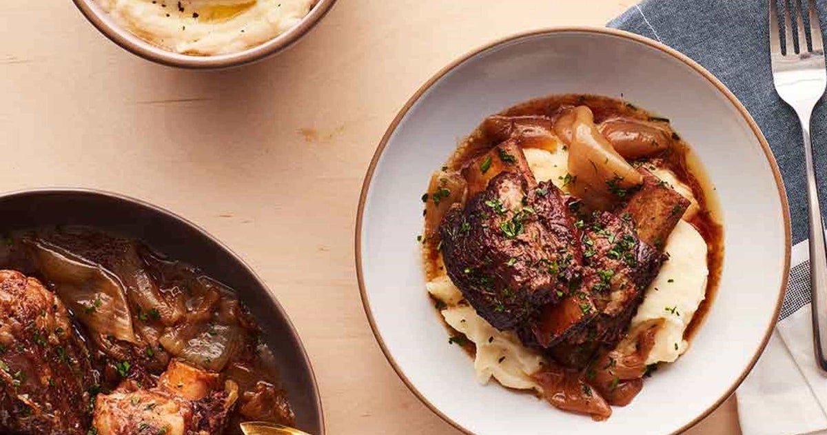 https://www.hiddenvalley.com/wp-content/uploads/2021/04/slow-cooker-red-wine-braised-ranch-short-ribs-RDP.jpg?width=1200&crop=1.9:1